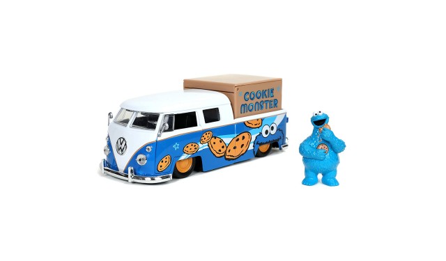 Машинка с фигуркой Diecast 1963 VW Bus With Cookie Monster 31751